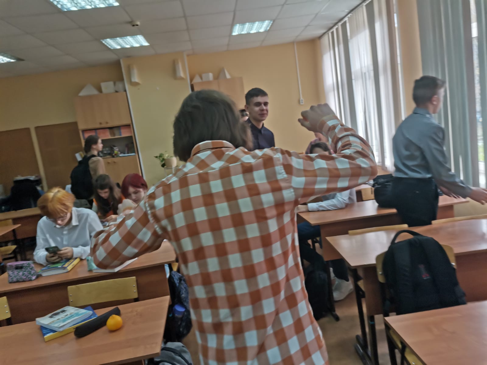 Лев продолжает плясать