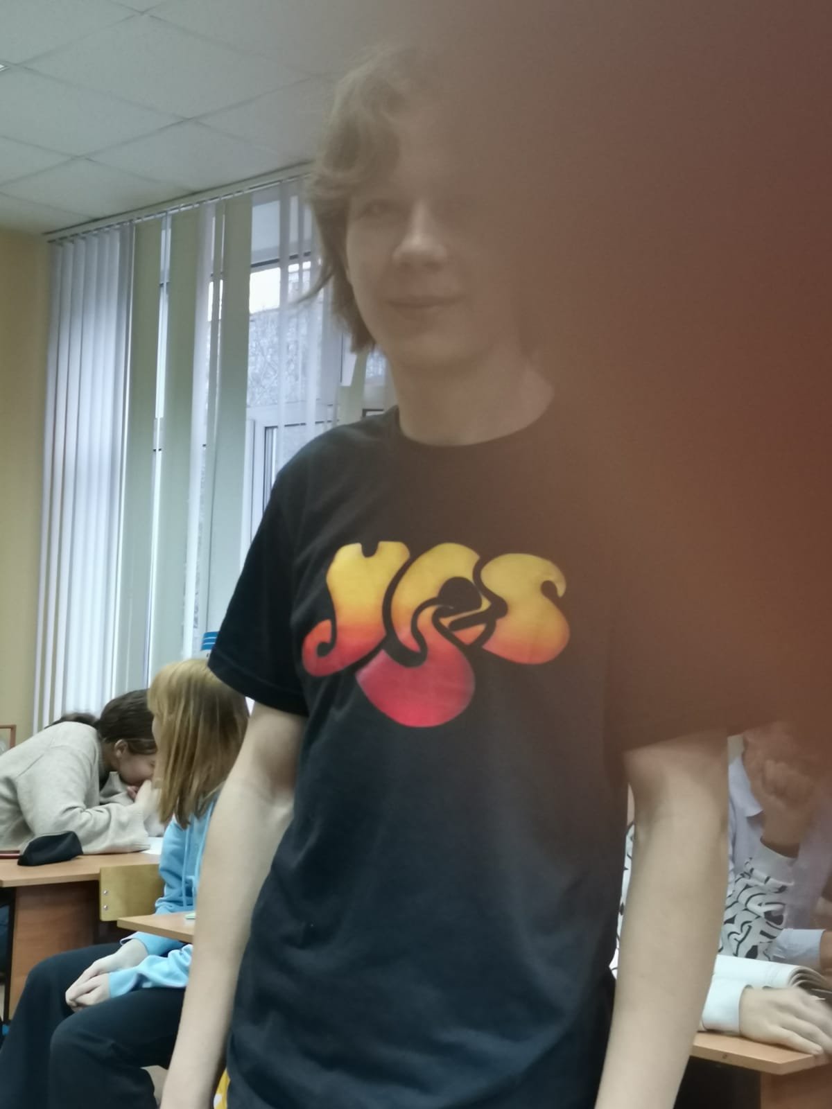 Лев всё ещё в той же футболке