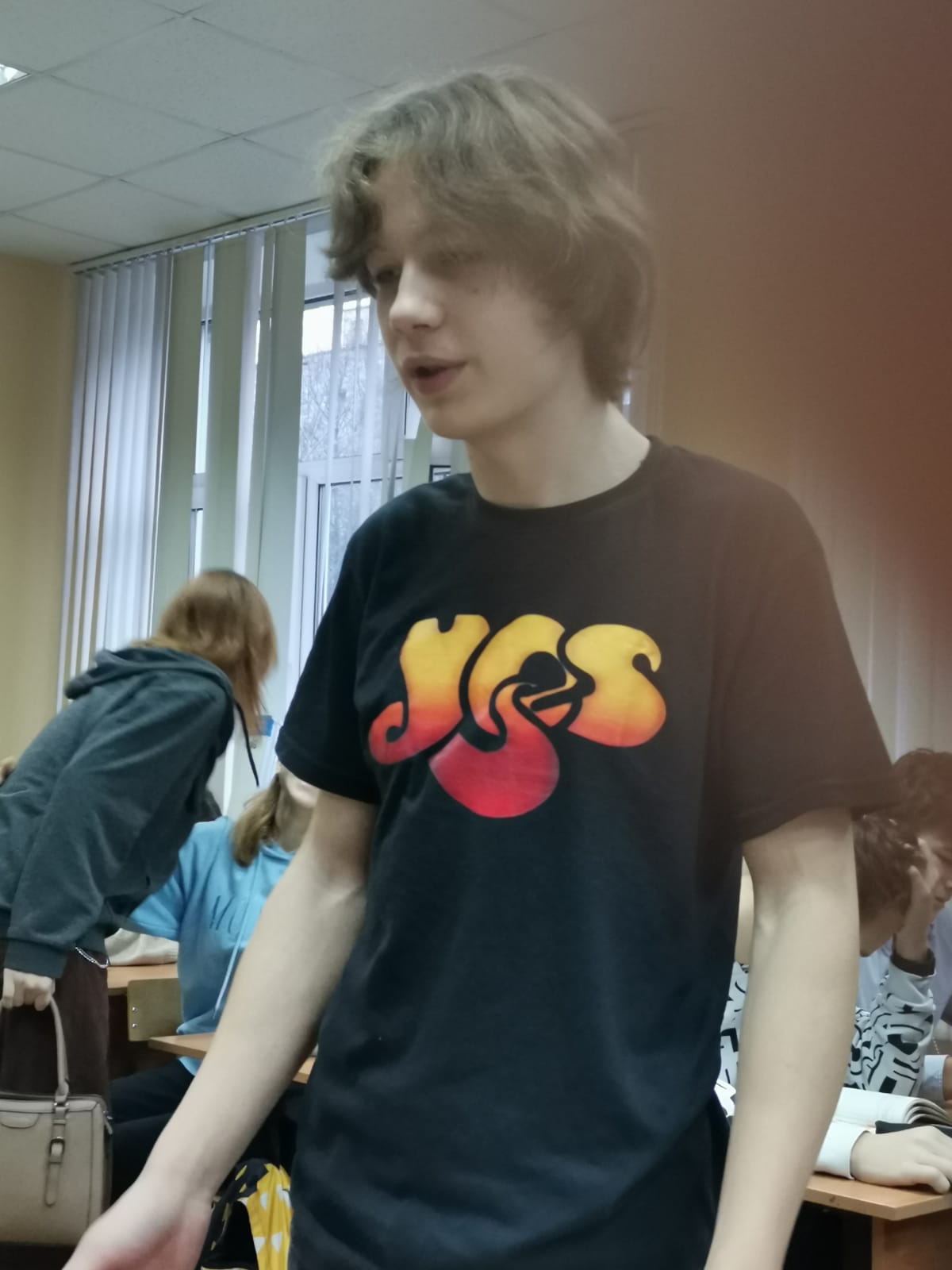 Лев до сих пор в той же футболке